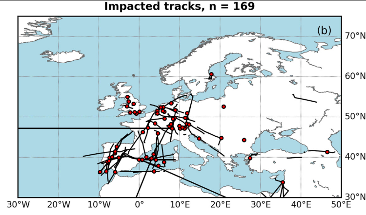 Esta figura muestra las 169 trayectorias con errores de posición debido a los saltos durante la erupción solar. Las posiciones reportadas durante el pico de la erupción están marcadas con un punto rojo a lo largo de las trayectorias.Fuente: Erik Schmölter, Jens Berdermann. Space Weather, 2025. https://doi.org/10.1029/2025SW004718