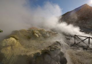 La corteza de la caldera del supervolcán Campi Flegrei se está debilitando, ¿hay riesgo de erupción?