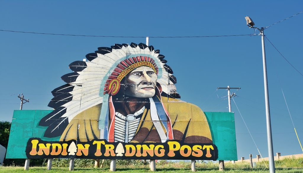 Indian Trading Post and Art, à la sortie Calumet de l'autoroute I-40, dans l'ouest de l'Oklahoma. Cette boutique au charme nostalgique propose toutes sortes de vêtements, bibelots, ainsi que de l'art amérindien provenant d'un grand nombre de tribus voisines.