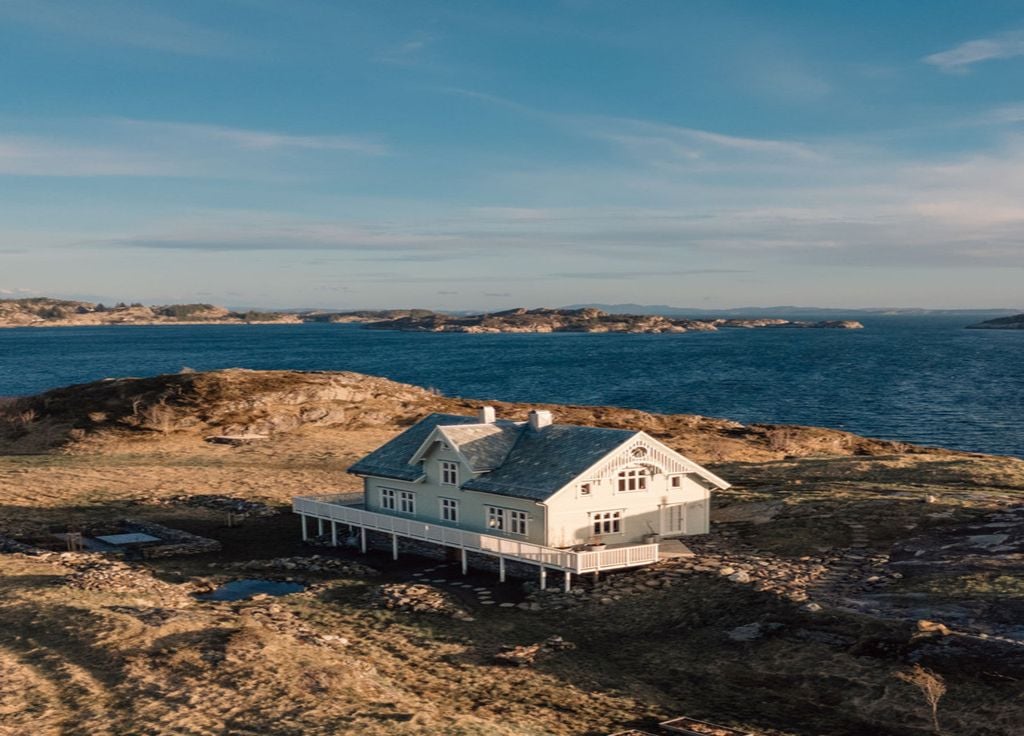 La grande maison en bois occupe le centre de l'île.