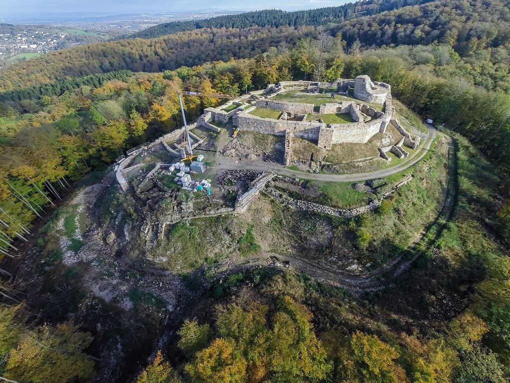 Falkenburg Die Ruine der Burg zeugt von 800 ereignisreichen Jahren. Foto: Wikipedia