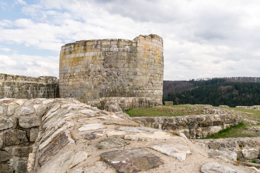Falkenburg 2 Zweimal belagert und nie eingenommen: Die Burgmauern hielten einiges aus. Foto: Tsungam/Wikipedia