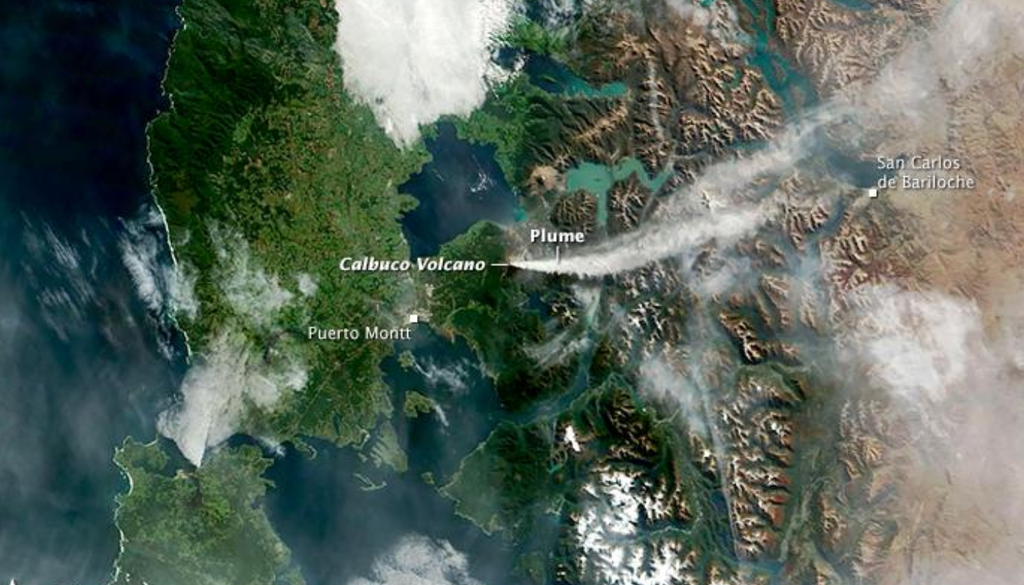 La pluma de ceniza del volcán Calbuco se extiende hacia Argentina tras la erupción de abril de 2015, evidenciando el alcance regional del evento. Créditos: NASA / MODIS Satellite