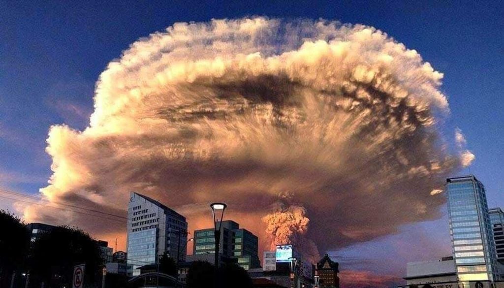 La explosiva erupción del volcán Calbuco iluminó el cielo sobre Puerto Montt el 22 de abril de 2015, dejando una de las postales más impactantes del evento. Créditos: Keraunos ob / Earth of Fire (Bernard Duyck)