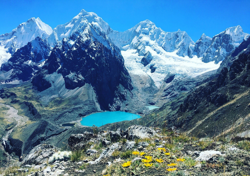 Paisaje de la Cordillera Blanca, región Áncash en la sierra norte del Perú, una región dominada por glaciares, valles y ríos cuyo deshielo estival influye en el clima y la hidrología del entorno andino. Foto actual. Créditos: De Claes (Tripadvisor).
