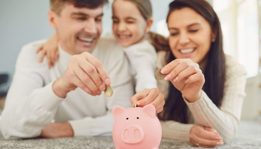 La posibilidad de acceder a productos financieros a edades tempranas ha aumentado en Chile incorporando a niños y adolescentes a un sistema que hasta hace poco parecía reservado para los mayores de edad.