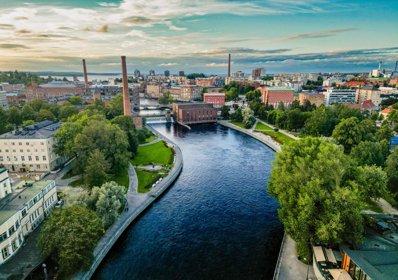 Vista aérea da cidade de Tampere, a segunda mais populosa da Finlândia, apenas superada pela capital, Helsínquia.