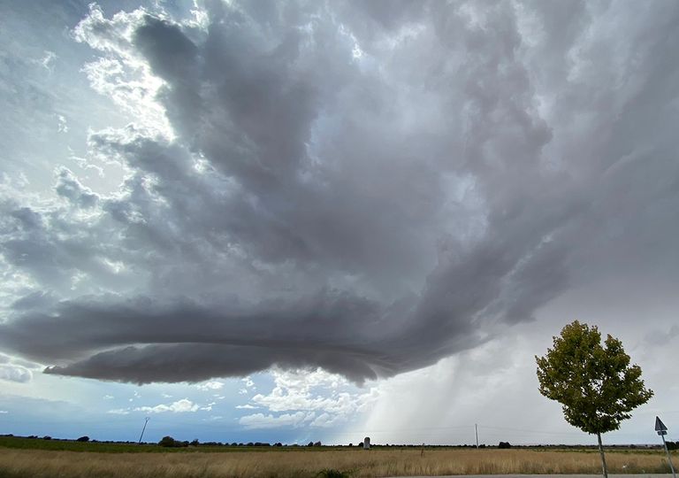 Tarde de lluvias fuertes, granizo y reventones ligados a supercélulas Tarde de lluvias fuertes, granizo y reventones ligados a supercélulas