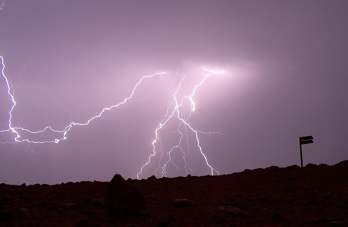 Esta tarde deparará muchos rayos como éste en el interior del cuadrante noroeste peninsular. Foto de Henrik Bernhard.