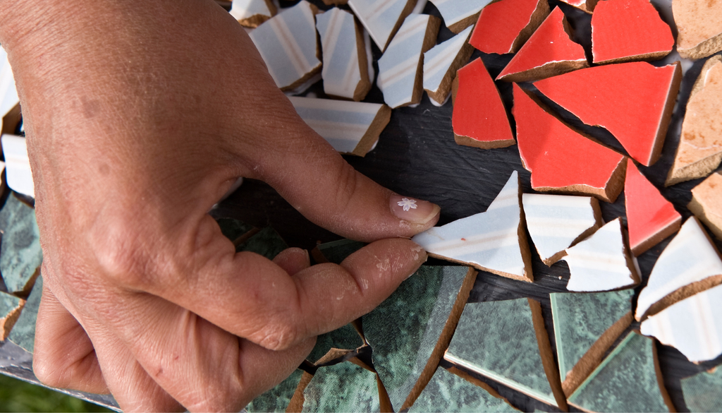 Rompe con cuidado tazas y vasos viejos para crear pequeñas piezas de cerámica y dar vida a originales macetas de mosaico hechas a mano.