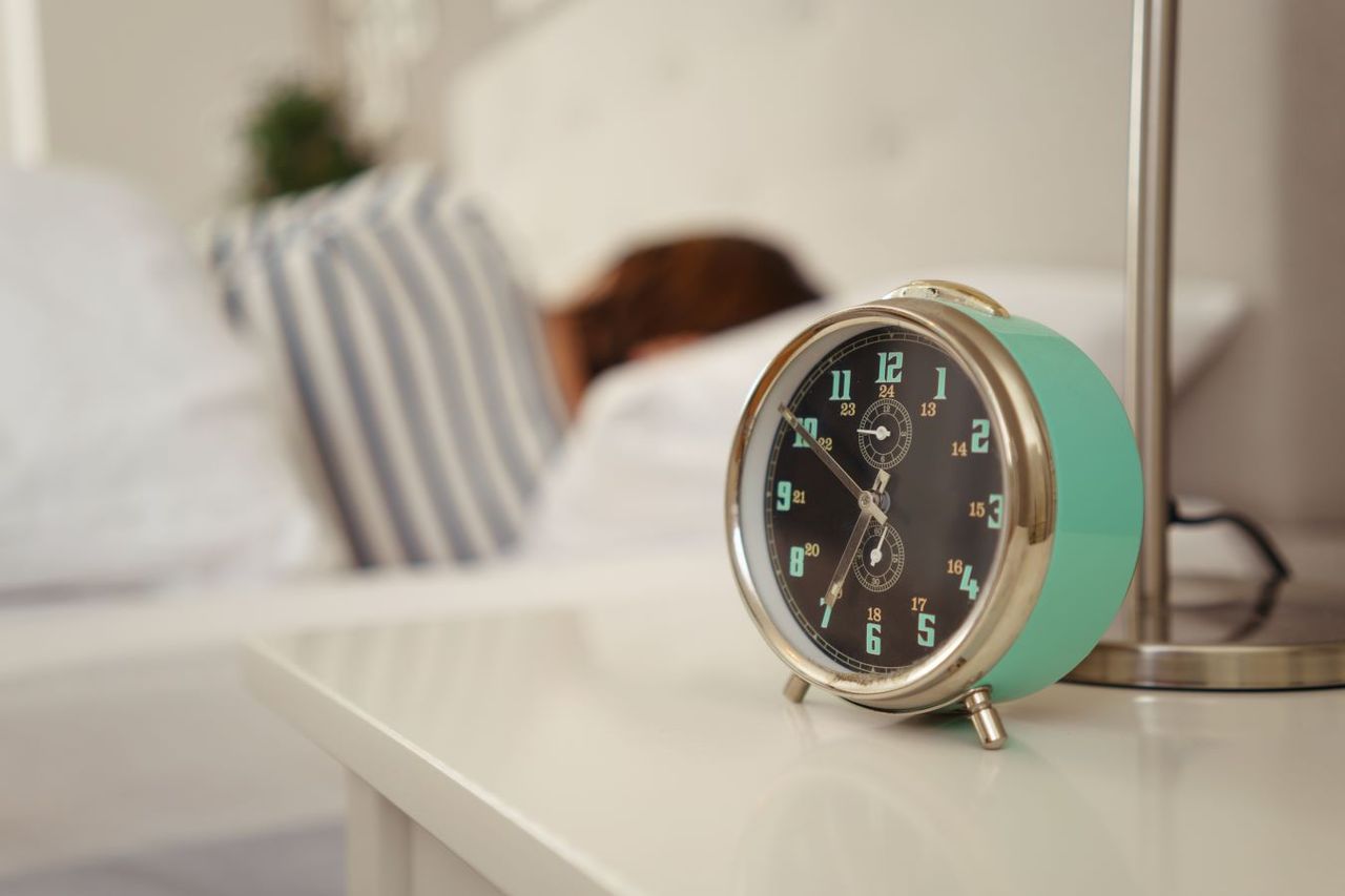 Regelmäßige Schlaf- und Wachzeiten helfen, die innere Uhr des Körpers zu regulieren.