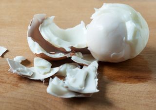 ¿Te frustra intentar pelar un huevo duro con éxito? La ciencia revela los secretos para hacerlo fácil y a la perfección 