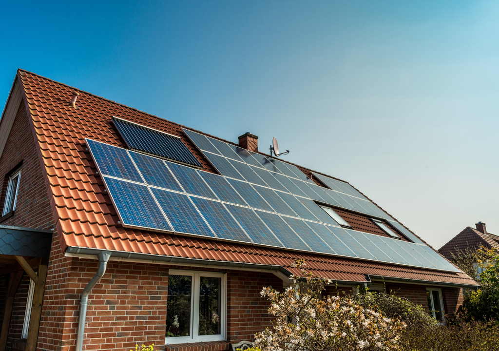 Una potencia instalada de 3 kW permite entregar en promedio 11 kWh de energía por día, pudiendo alimentar una diversidad de electrodomésticos y luminarias.