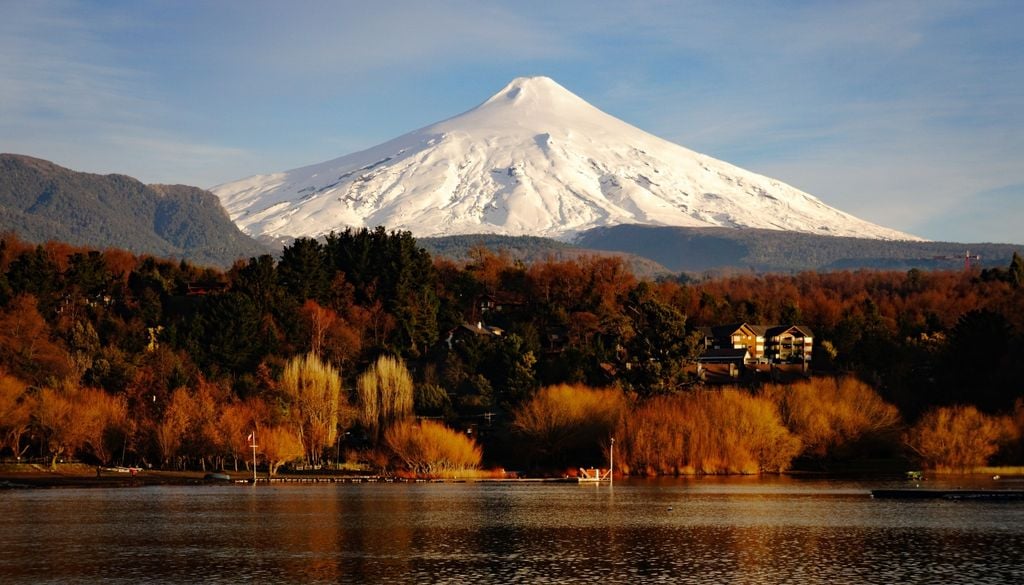 Villarrica Volcán Villarrica desde Pucón, uno de los más activos del país.