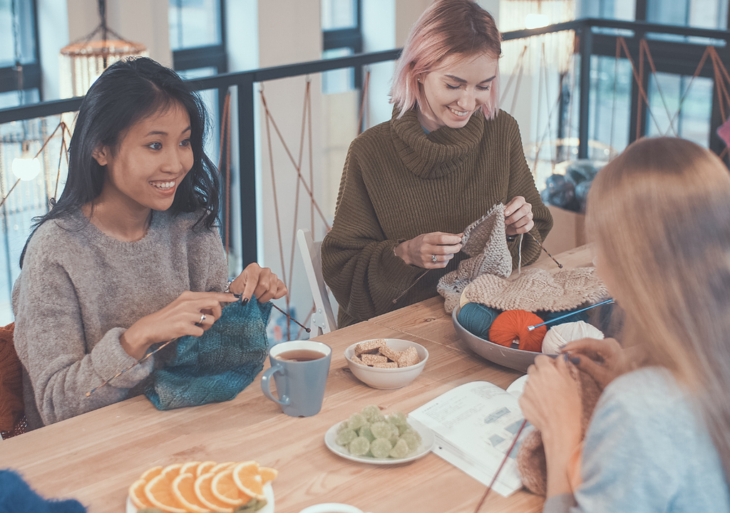 Tricoter en groupe renforce l’estime de soi, crée des liens et améliore le bien-être émotionnel.