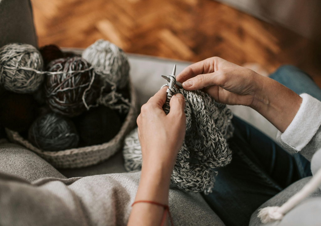 Tricoter stimule les deux hémisphères du cerveau et active durablement la dopamine, améliorant ainsi la concentration et l’humeur.