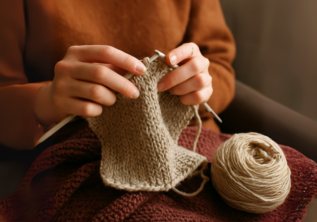 Tricoter ne fait pas que détendre : cela active le cerveau, améliore l’humeur et renforce le bien-être émotionnel.