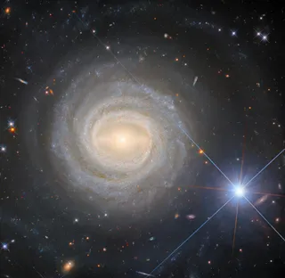 El Telescopio Espacial Hubble captura un brillante dúo galáctico estelar muy particular