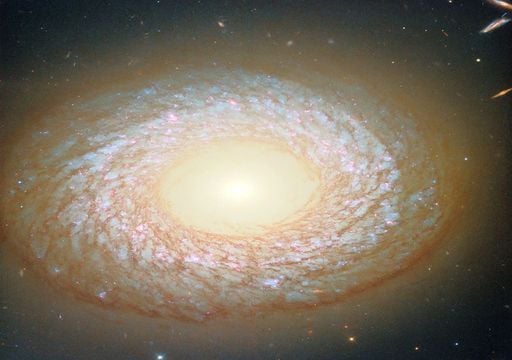 El telescopio espacial Hubble capta una galaxia desconcertante y de difícil clasificación