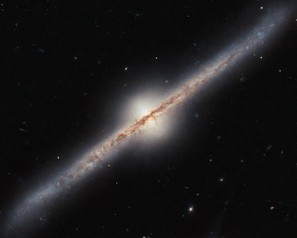 El telescopio espacial Hubble nos muestra una galaxia espiral de lado