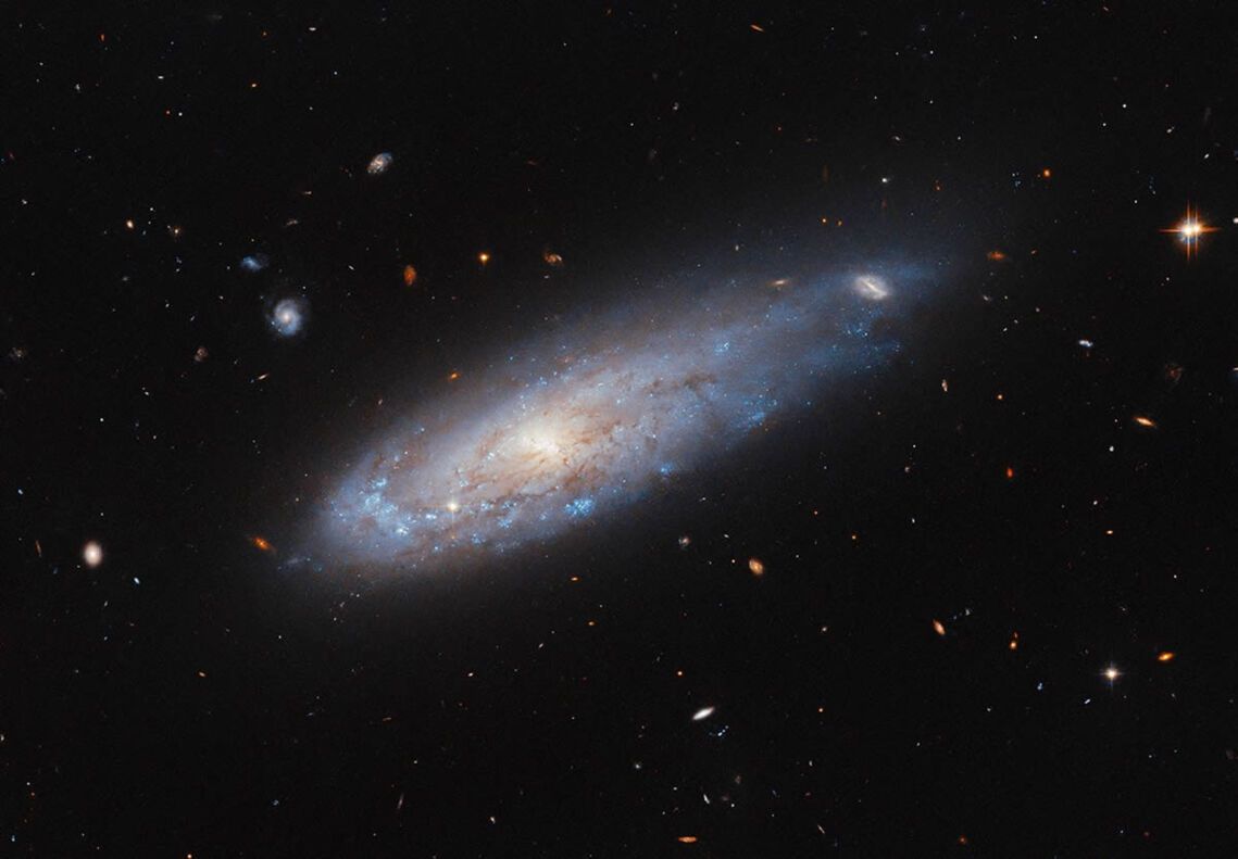 El Telescopio Espacial Hubble observa una galaxia con características ...