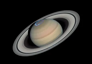Spettacolari aurore boreali su Saturno catturate dal telescopio Hubble