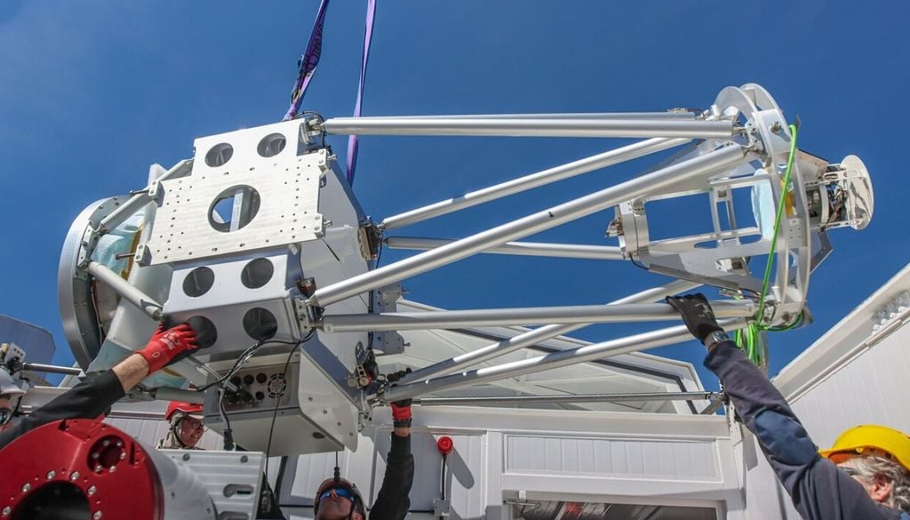 PoET El telescopio principal del PoET mientras lo bajaban a su cúpula. Crédito imagen: ESO.