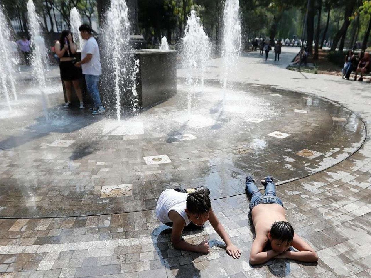 Las altas temperaturas, obligan a las familias a buscar refrescarse. Cortesía: Somos News