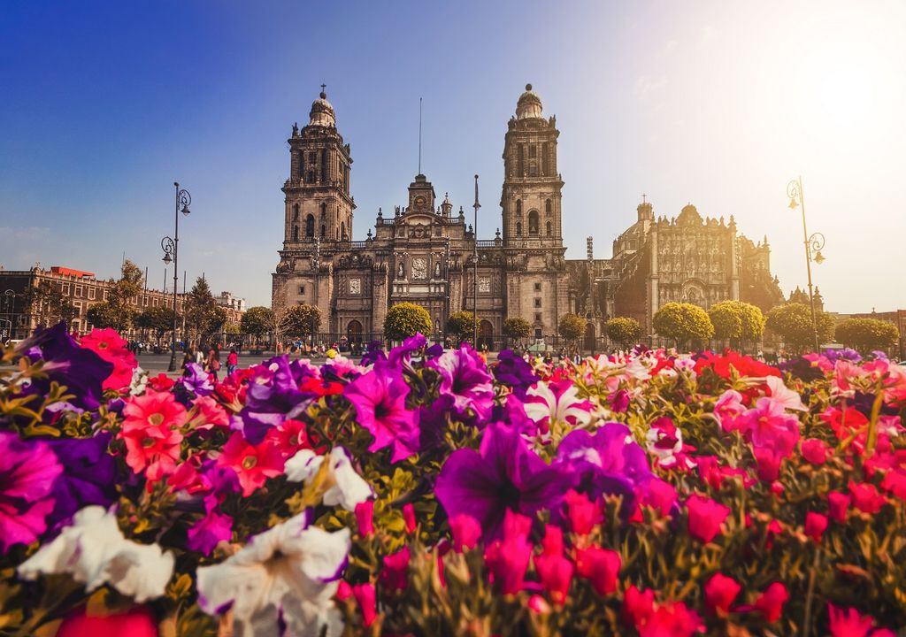 La temperatura más alta en la Ciudad de México históricamente es de 33.9 °C durante el 9 de mayo de 1998.