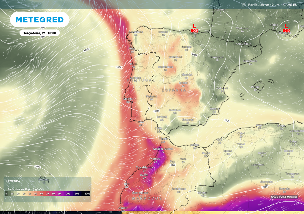 Elevada concentração de poeiras do Saara a atingir Portugal pela costa ocidental, contribuindo para um ambiente turvo e quente.