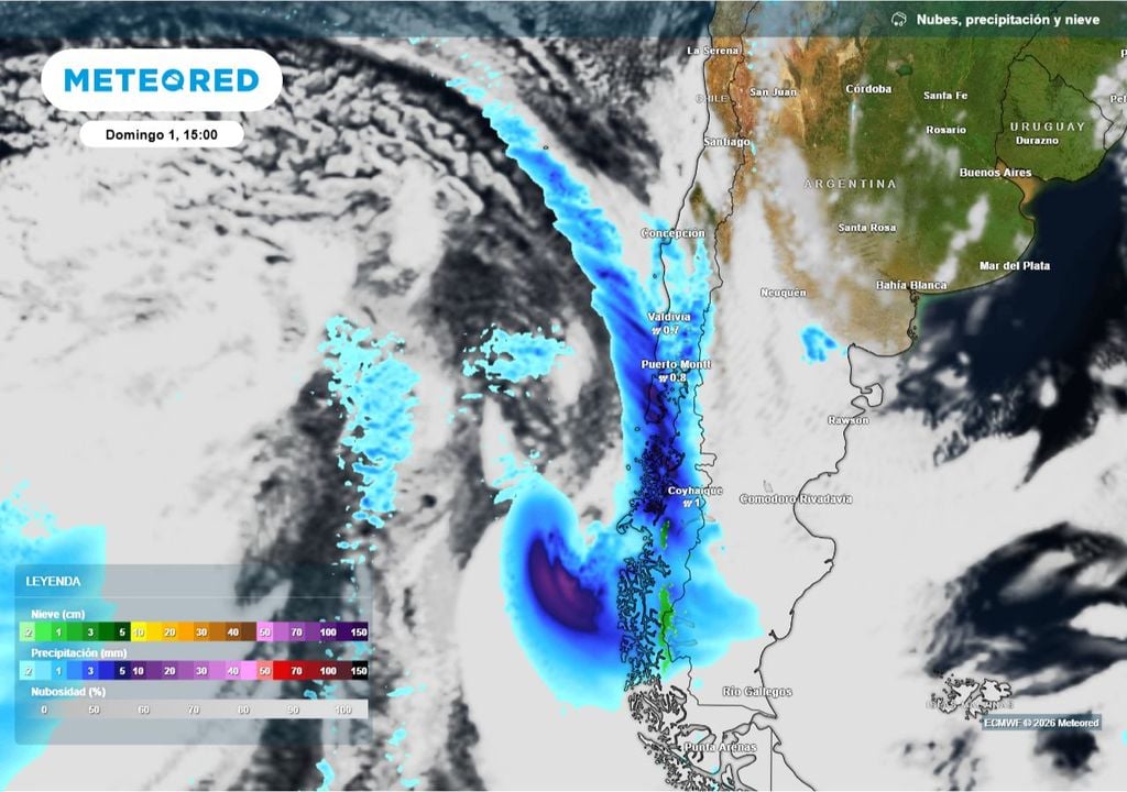 El frente frío asociado a este sistema se extiende de manera considerable hacia el norte, proyectando precipitaciones hasta Ñuble y Biobío durante el fin de semana.