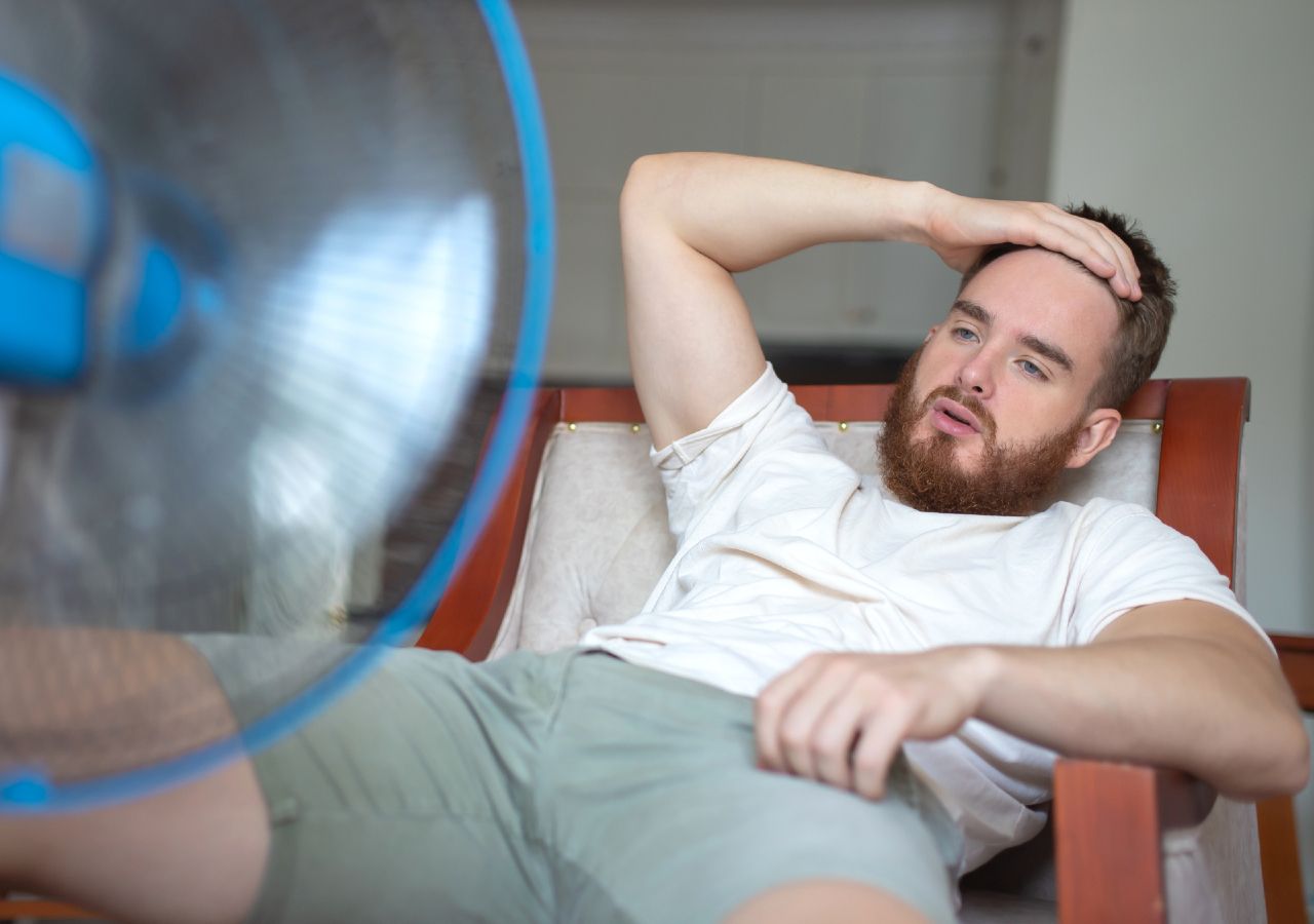 O corpo humano sofre significativamente com as temperaturas elevadas, tendo muitas vezes que recorrer a equipamentos elétricos que ajudam a dissipar o calor, tornando-o minimamente suportável.