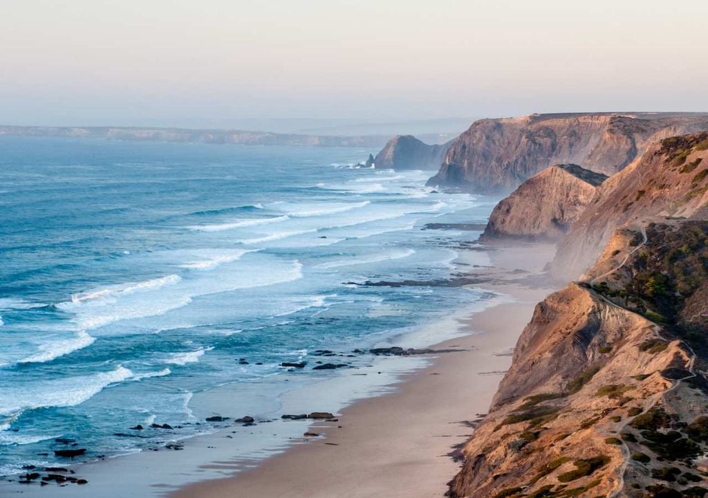 Oceano Atlântico O Atlântico continua a desempenhar um papel decisivo no estado do tempo em Portugal, suavizando o calor que domina grande parte da Europa. A influência marítima deverá impedir, pelo menos numa primeira fase, que o país registe temperaturas tão extremas como as previstas em Espanha.