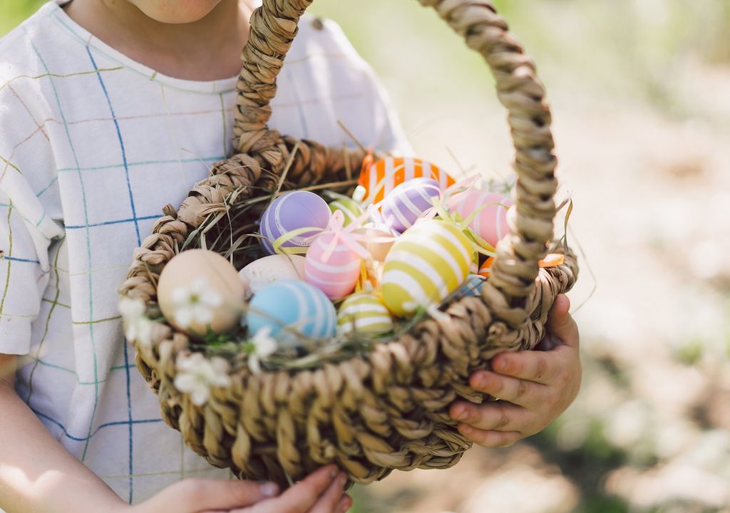 Niño con cesta de huevos de Pascua