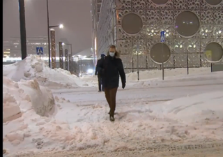 Tempesta di neve su Helsinki, accumuli di oltre mezzo metro: i video