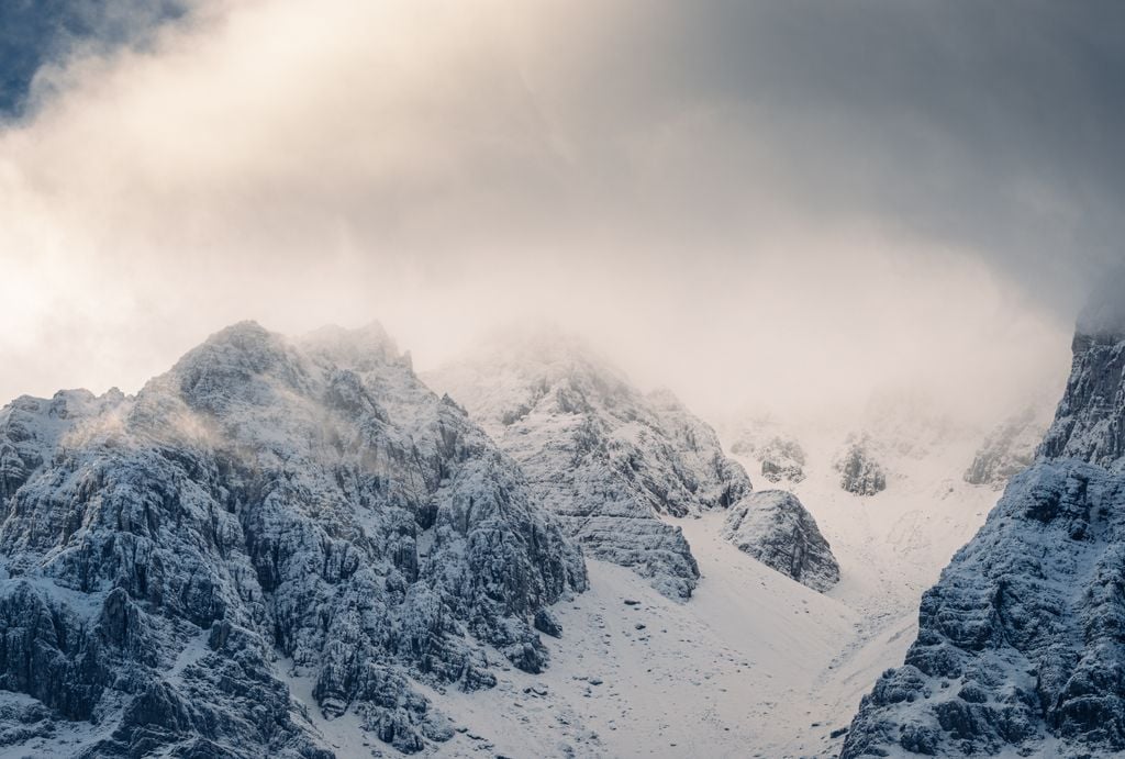 Nel cuore dell'Appennino centrale, tra Abruzzo e Lazio, la situazione si farà ancora più seria. Il massiccio del Gran Sasso e il versante teramano saranno l'epicentro delle nevicate più abbondanti.