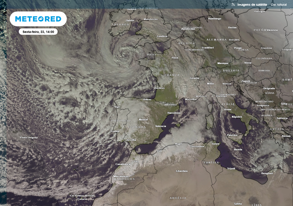 Imagem de Satélite da Tempestade Ingrid às 14:00 de sexta-feira (23), cujo centro está situado entre o sudoeste do Reino Unido e o noroeste da Bretanha francesa. Observam-se bandas de nebulosidade, precipitação e linhas de instabilidade pós-frontais muito robustas a oeste de Portugal continental, que resultarão num agravamento do temporal nas próximas horas.