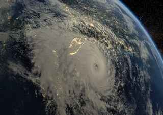 Tempestade tropical ganha força e transforma-se no Furacão Sam