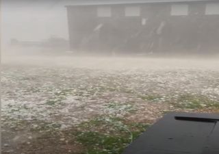 Tempestade violenta deixa granizo e tornados no Texas, EUA