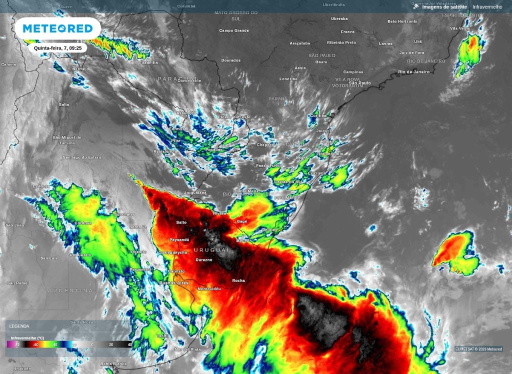 Imagens do canal infravermelho (10.3 µm) desta manhã de quinta-feira (7) a bordo do satélite geoestacionário GOES-19. A imagem mostra a frente fria se organizando na altura do Uruguai.