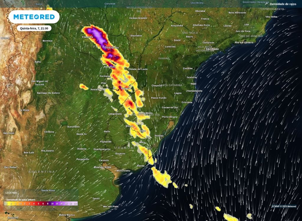Mapa de densidade de raios para a noite desta quinta-feira (7) mostra uma grande área com possibilidade de tempestades acompanhadas de descargas elétricas.