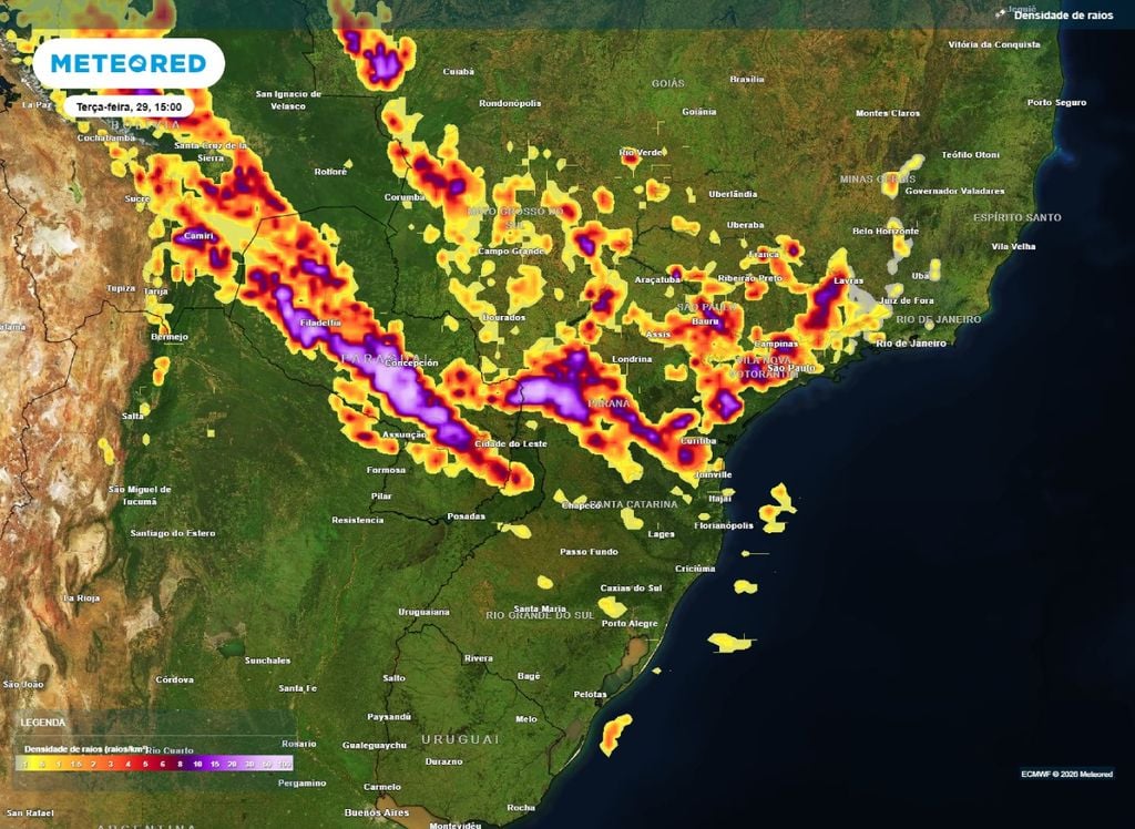 Densidade de raios A previsão msotra áreas com maior potencial para tempestades na tarde desta terça-feira (29).