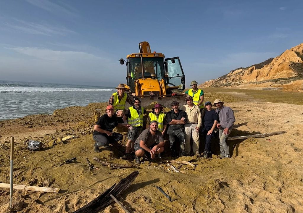Equipa de paleontólogos do Museu da Lourinhã, do Instituto Dom Luiz, do Museu Nacional de História Natural e da Ciência e da autarquia de Grândola. Foto: Município de Grândola.