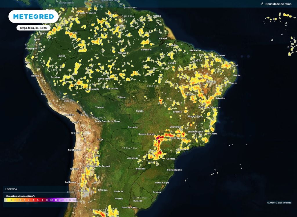 Densidade de raios elevada sobre o Paraná, São Paulo e leste do Mato Grosso do Sul. Nestas áreas há grandes riscos de tempestades na tarde de terça (31).