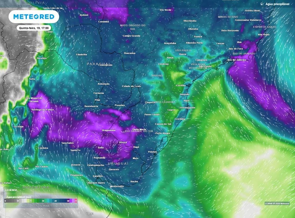 Previsão de água precipitável (AP) (em mm) para o fim da tarde da quinta-feira (19), segundo o modelo europeu ECMWF. Esta variável destaca as áreas com maior quantidade de vapor d'água na atmosfera disponível para se transformar em chuva (tons roxos, oeste gaúcho).