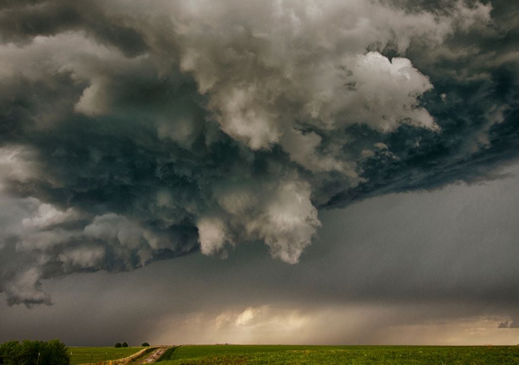 Fotografia de tempestade severa se formando. Tempestades se formam no centro-sul, trazendo chuva intensa ao centro-sul do Brasil nesta semana, com chuvas acumuladas de até 300 mm, ventos de até 100 km/h e risco de granizo.