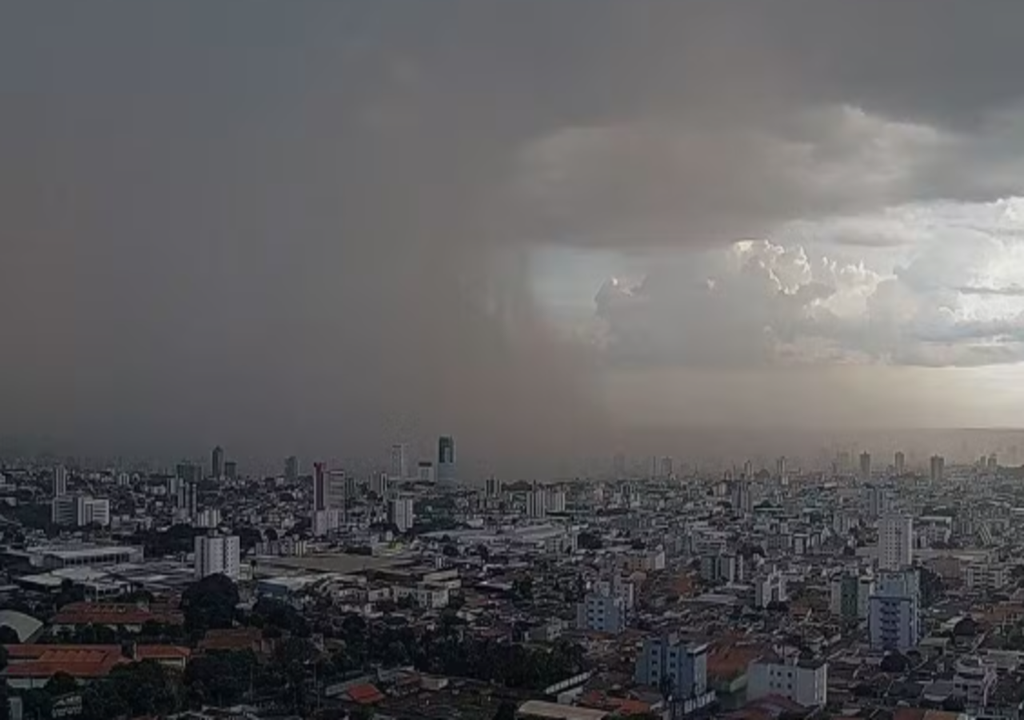 Em Uberlândia, rajadas intensas provocaram destelhamentos e deixaram motoristas presos em carros.