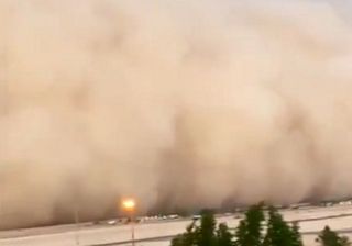 Tempeste di sabbia e intense grandinate in Arabia Saudita: i video