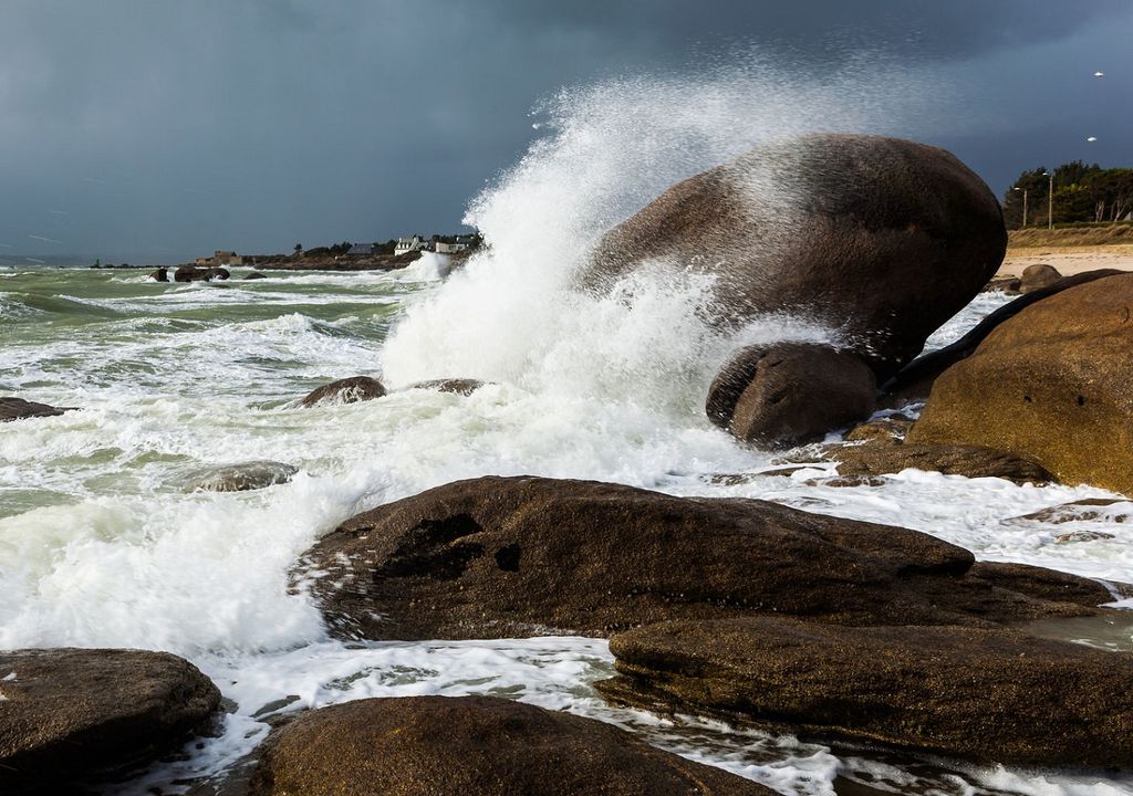 Vents violents et fortes vagues balayent les côtes de Bretagne et de Normandie ce mardi après-midi.