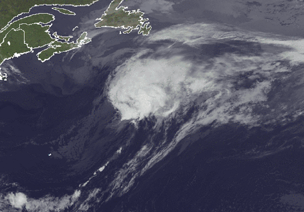 La tempête tropicale Alex s'éloigne des Bermudes et va être reprise par la circulation générale de l'Atlantique Nord.